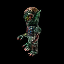 Load image into Gallery viewer, Invader-X Skull Head Butt by Kazu Akamatsu